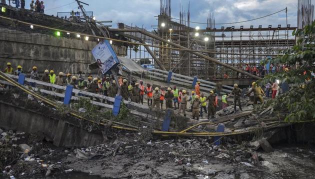 Disaster Management Group personnel carry out rescue and relief works at the site of Majerhat Bridge collapse, in Kolkata, on Wednesday.(PTI)