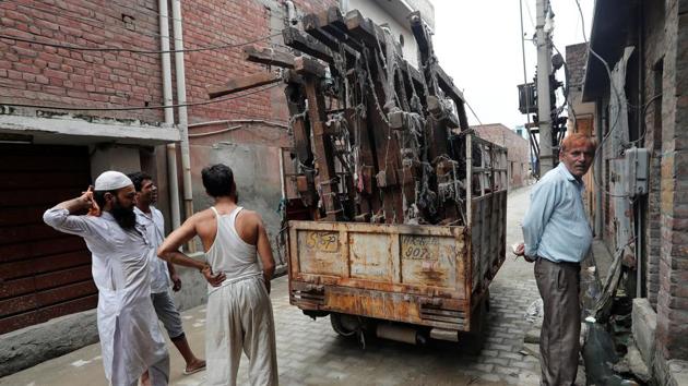 Scrap dealers load dismantled powerloom machines outside a weaving factory. India’s economy gathered pace in the April-June quarter, expanding 8.2% compared to 5.6% a year earlier. Economists said the number was coming off a low base as companies held off production in the period ahead of GST implementation last year. (Adnan Abidi / REUTERS)