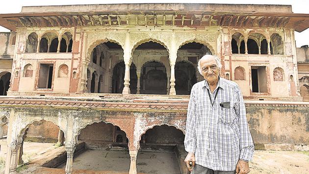 Schools and universities often approach Raj Kanwar Gupta, a retired school teacher, to act as guide for tourists visiting the area. Armed with a personal diary, Gupta is a walking repository of Farrukhnagar’s history.(Sanjeev Verma/HT PHOTO)