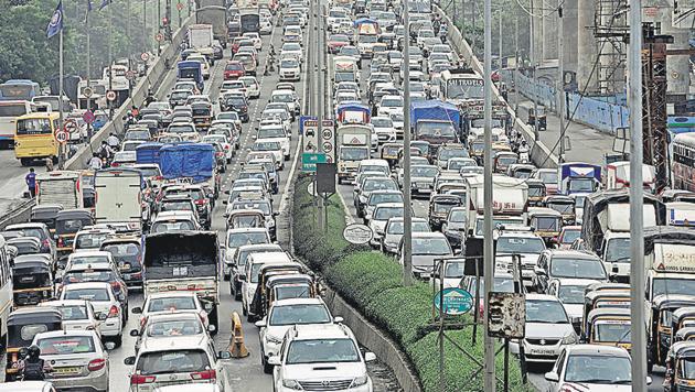 Heavy traffic at Goregaon in Mumbai. (Satyabrata Tripathy/HT Photo) Heavy traffic at Goregaon in Mumbai. (Satyabrata Tripathy/HT Photo)