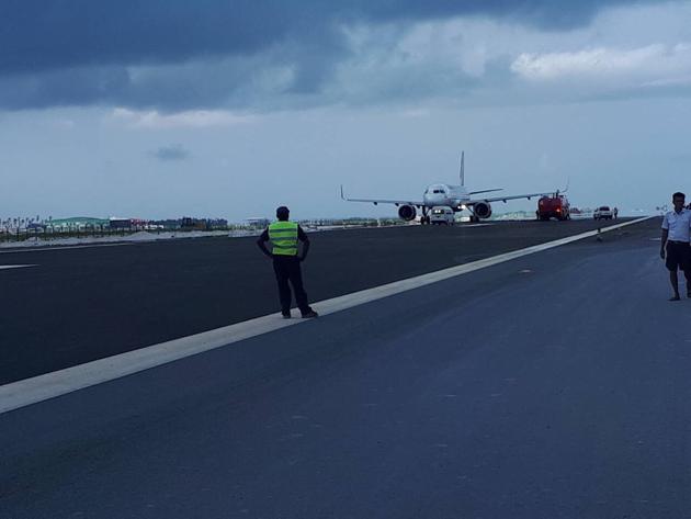 Air flight got stuck after mistakenly landing on the new yet non-operational runway in Male, Maldives.(Twitter Photo/Ali Shinaan)