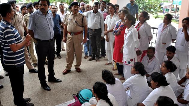 Officials talking to the striking nurses of PMCH in Dhanbad on Thursday, September 6, 2018.(HT Photo)