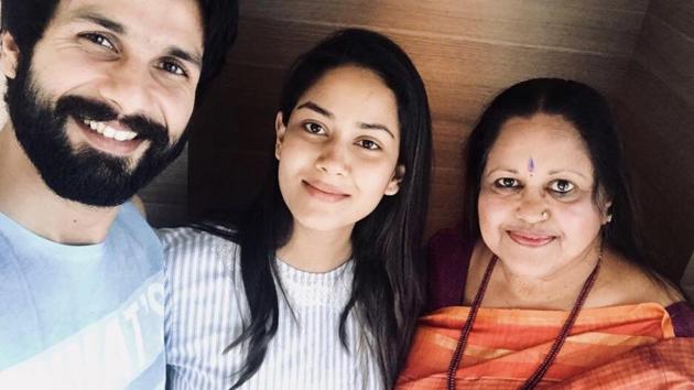 Shahid Kapoor and Mira Rajput with their doctor who helped bring their son to the world.(Twitter)