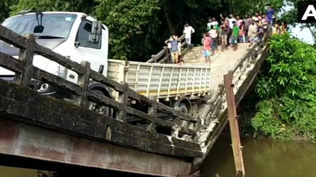 The bridge connects Manganj and Phansidewa areas to Siliguri, in north Bengal. (ANI Photo) The bridge connects Manganj and Phansidewa areas to Siliguri, in north Bengal. (ANI Photo)