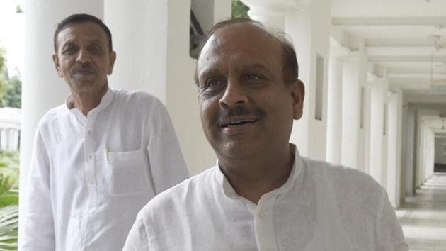 BJP legislator Vijender Gupta said failure of the Delhi government to ensure adequate supply of water to the city has compelled DDA to restrict the floor area ratio to 200.(Sonu Mehta/HT Photo)