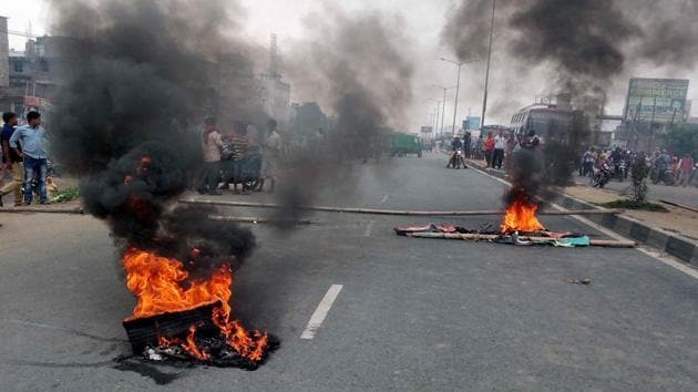 Protesters burnt tyres in Patna during Bharat bandh on Thursday, September 6, 2018. (Santosh Kumar/ HT Photo) Protesters burnt tyres in Patna during Bharat bandh on Thursday, September 6, 2018. (Santosh Kumar/ HT Photo)