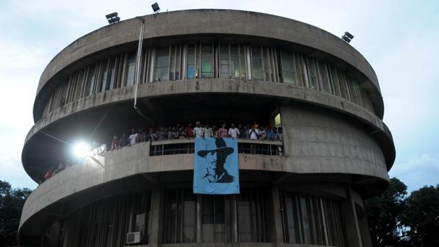 SFS supporters unfurl Bhagat Singh’s banner at the Student Centre to celebrate the victory.(Ravi Kumar/HT) SFS supporters unfurl Bhagat Singh’s banner at the Student Centre to celebrate the victory.(Ravi Kumar/HT)