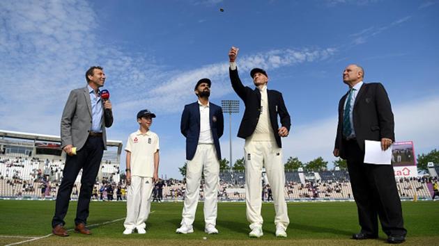 England captain Joe Root tosses the coin alongside India captain Virat Kohli ahead of the Specsavers 4th Test match between England and India at The Ageas Bowl on August 30, 2018 in Southampton, England.(Getty Images)