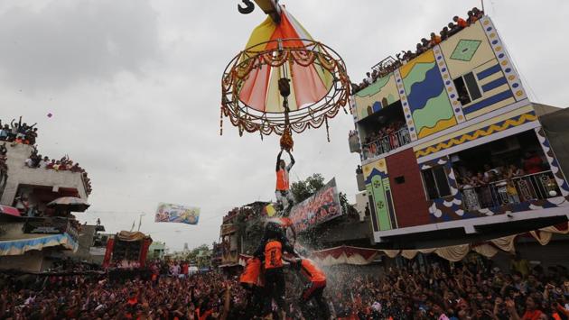 A man breaks a ‘dahi handi’, as part of celebrations of Janmashtami in Ahmedabad, Gujarat. (Ajit Solanki / AP) A man breaks a ‘dahi handi’, as part of celebrations of Janmashtami in Ahmedabad, Gujarat. (Ajit Solanki / AP)