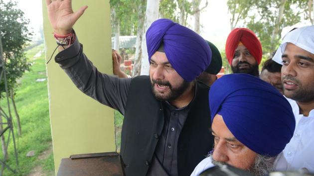 The first indication of opening the crossing was given by Pakistan Army Chief General Qamar Javed Bajwa when he met Congress politician Navjot Singh Sidhu in Islamabad during the swearing-in ceremony of Prime Minister Imran Khan.(AFP/File Photo)