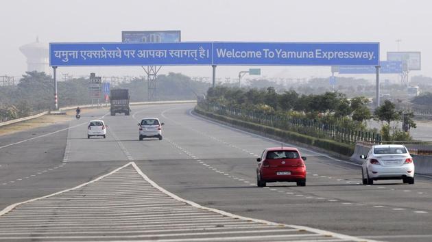 Yeida said the Yamuna Expressway sorely needs a crash barrier on the central verge. (Burhaan Kinu / HT File)