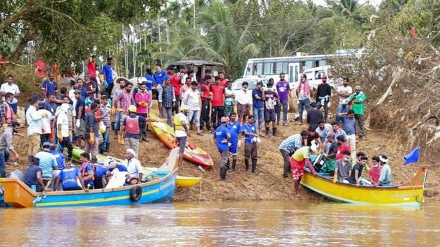 Volunteers and locals ride a boat to as they head out to clean Panamaram River, in Wayanad on August 30, 2018.(PTI Photo) Volunteers and locals ride a boat to as they head out to clean Panamaram River, in Wayanad on August 30, 2018.(PTI Photo)