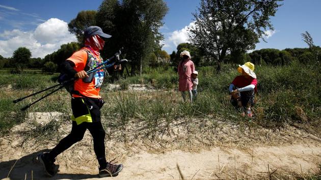 The growing number of trail races - about 250 in the first half of this year, compared with less than 30 in all of 2015 - has also piqued the interest of specialist sports apparel brands that want to tap into the Chinese market. China net sales at Amer Sports Oyj, which owns the world’s biggest trail-running brand, Salomon, rose 23% in the first half this year, compared with 13% in 2017. (Thomas Peter / REUTERS) The growing number of trail races - about 250 in the first half of this year, compared with less than 30 in all of 2015 - has also piqued the interest of specialist sports apparel brands that want to tap into the Chinese market. China net sales at Amer Sports Oyj, which owns the world’s biggest trail-running brand, Salomon, rose 23% in the first half this year, compared with 13% in 2017. (Thomas Peter / REUTERS)