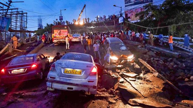 Vehicles seen stuck after a section of Majerhat bridge collapsed in Kolkata, West Bengal. (Ashok Bhaumik / PTI) Vehicles seen stuck after a section of Majerhat bridge collapsed in Kolkata, West Bengal. (Ashok Bhaumik / PTI)