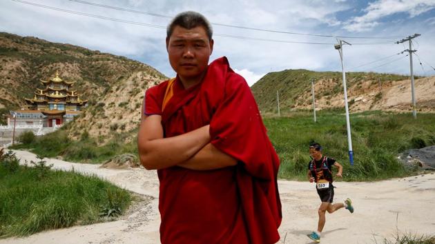 At dawn one recent day last month, high on the Qinghai-Tibetan plateau, a Buddhist monk in saffron robes chanted blessings over limber athletes preparing to run 100 kilometres across sand dunes, rivers and ravines. The crowd of sporty, middle-class urbanites had spent thousands of yuan to travel to Longyangxia Reservoir. (Thomas Peter / REUTERS) At dawn one recent day last month, high on the Qinghai-Tibetan plateau, a Buddhist monk in saffron robes chanted blessings over limber athletes preparing to run 100 kilometres across sand dunes, rivers and ravines. The crowd of sporty, middle-class urbanites had spent thousands of yuan to travel to Longyangxia Reservoir. (Thomas Peter / REUTERS)