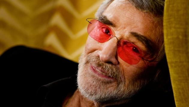 Hollywood actor Burt Reynolds poses for a portrait during an interview with Reuters at a hotel in central London.(REUTERS)