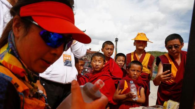 Buddhist monks watch a participant refuel. China’s General Administration of Sports forecasts 10 million runners will take part in domestic races annually by 2020. Abroad, Chinese racers were the fifth-largest nationality at this year’s Ultra-Trail du Mont-Blanc, which set up a special welcome party and commentary for them. (Thomas Peter / REUTERS) Buddhist monks watch a participant refuel. China’s General Administration of Sports forecasts 10 million runners will take part in domestic races annually by 2020. Abroad, Chinese racers were the fifth-largest nationality at this year’s Ultra-Trail du Mont-Blanc, which set up a special welcome party and commentary for them. (Thomas Peter / REUTERS)