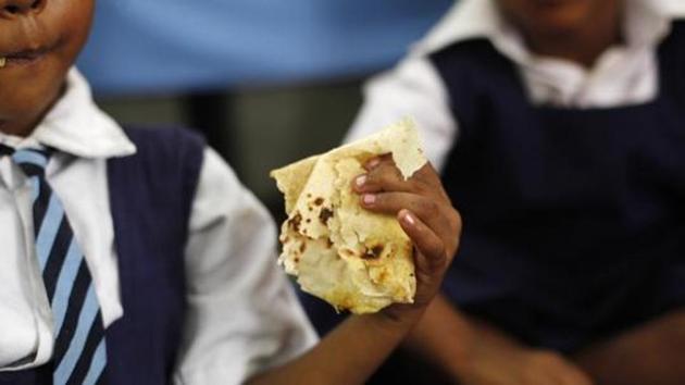 A schoolgirl eats her free mid-day meal, distributed by a government-run primary school, in New Delhi July 5, 2013.(REUTERS)