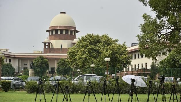 The Supreme Court pulled up states for failing to comply with its directions on dealing with incidents of cow vigilantism and mob lynching. Noting that only 11 states and seven union territories had filed compliance reports following its July 17 verdict on cow vigilantism, the court asked the remaining states to file their reports within one week. (Anushree Fadnavis / HT File) The Supreme Court pulled up states for failing to comply with its directions on dealing with incidents of cow vigilantism and mob lynching. Noting that only 11 states and seven union territories had filed compliance reports following its July 17 verdict on cow vigilantism, the court asked the remaining states to file their reports within one week. (Anushree Fadnavis / HT File)