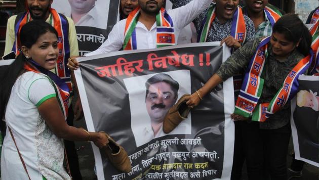 MNS activists protest against BJP MLA Ram Kadam at a dahi handi gathering in Thane on Wednesday. (Praful Gangurde/ HT Photo) MNS activists protest against BJP MLA Ram Kadam at a dahi handi gathering in Thane on Wednesday. (Praful Gangurde/ HT Photo)