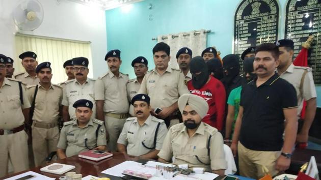 Rama Kishor Singh alias Baba, who was among four men arrested in connection with dacoity cases at Hajipur on Saturday. (HT Photo) Rama Kishor Singh alias Baba, who was among four men arrested in connection with dacoity cases at Hajipur on Saturday. (HT Photo)