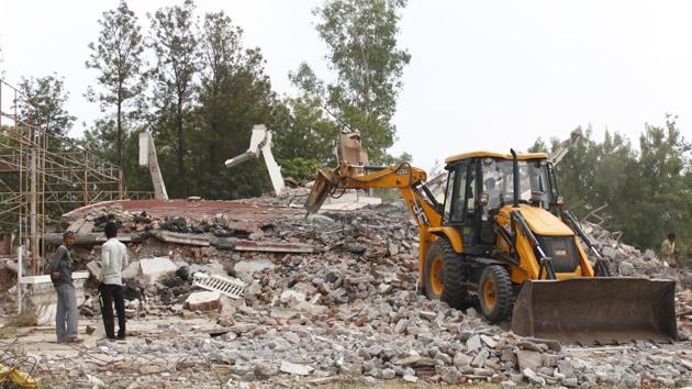 Illegal structures being demolished in Gurugram. (Yogendra Kumar/HT Photo)(Yogendra Kumar/HT PHOTO)