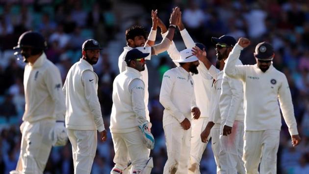 Cricket - England v India - Fifth Test - Kia Oval, London, Britain - September 7, 2018 India's Ishant Sharma celebrates the wicket of England's Sam Curran with teammates Action Images via Reuters/Paul Childs (REUTERS)