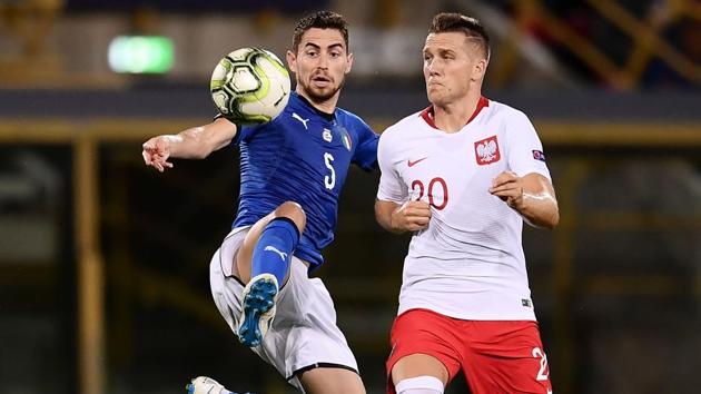 Italy's midfielder Jorginho (L) fights for the ball with Poland's midfielder Piotr Zielinski during the UEFA Nations League football match between Italy and Poland at Renato Dall'Ara Stadium in Bologna on September 7, 2018.(AFP)