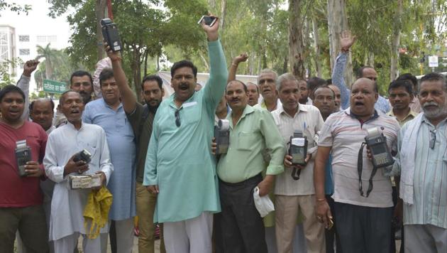 Ration dealers demand scrapping of FIRs lodged against them in connection with the ‘ration scam’ at Ghaziabad last month. (Sakib Ali /HT Photo) Ration dealers demand scrapping of FIRs lodged against them in connection with the ‘ration scam’ at Ghaziabad last month. (Sakib Ali /HT Photo)