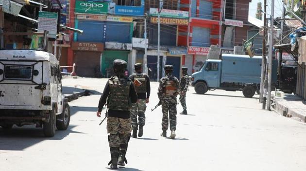Paramilitary soldiers stand guard in Anantnag, 55 kilometers south of Srinagar, on July 25.(HT File Photo/Representative image)