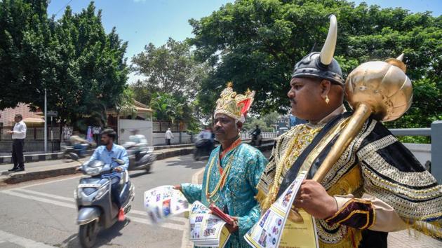Metro workers dressed as Yamraj and his doot spread awareness about road safety at Deccan corner in Pune, Maharashtra. (Sanket Wankhade / HT Photo) Metro workers dressed as Yamraj and his doot spread awareness about road safety at Deccan corner in Pune, Maharashtra. (Sanket Wankhade / HT Photo)