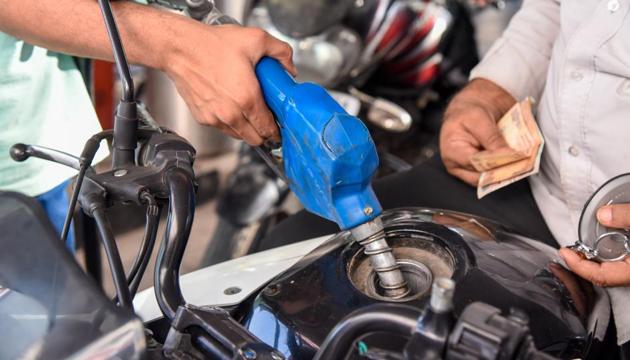 The All India Petrol Dealers Association (AIPDA) has recommended to freeze levies at this level, said the official. (HT File Photo) The All India Petrol Dealers Association (AIPDA) has recommended to freeze levies at this level, said the official. (HT File Photo)