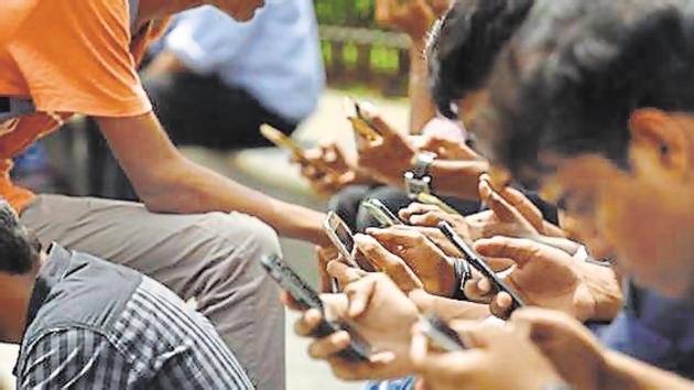 Youngsters playing Pokemon Go a mobile app based game at Gateway of India in Mumbai, India, on Saturday(Arijit Sen/ Hindustan Times)
