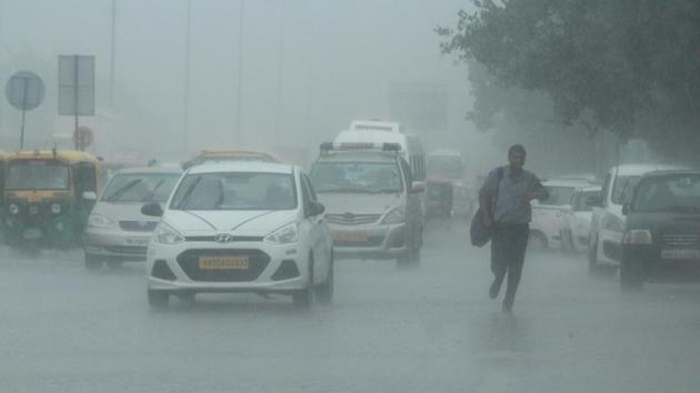 Strong winds, followed by heavy rains, hit Gurugram on Friday afternoon. (HT Photo) Strong winds, followed by heavy rains, hit Gurugram on Friday afternoon. (HT Photo)