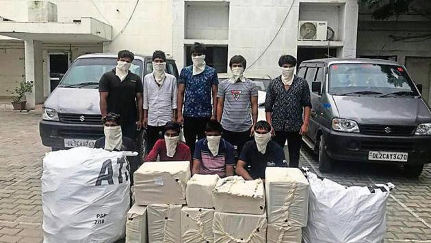 Three cars, several pairs of shoes, mobile phones, electronic goods, two countrymade pistols and <span class='webrupee'>₹</span>70,000 in cash were recovered from the accused, along with several tools.(HT Photo)