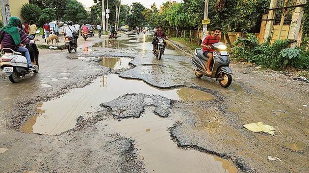 The stretch between Sector 10 and Hero Honda Chowk, near the entry gate of Sector 10A, has been rendered virtually impossible for commuters to navigate. (Parveen Kumar/HT Photo) The stretch between Sector 10 and Hero Honda Chowk, near the entry gate of Sector 10A, has been rendered virtually impossible for commuters to navigate. (Parveen Kumar/HT Photo)