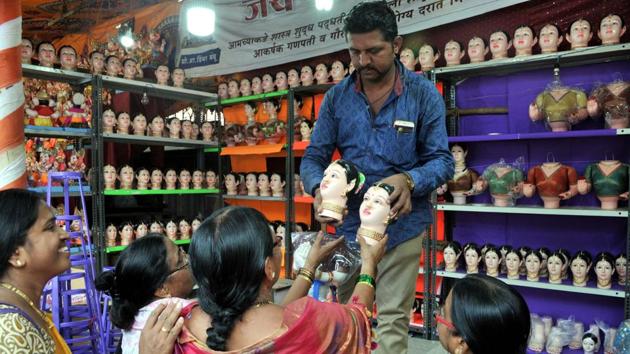 Women buy Gauri idols(Laxmi) ahead of Ganeshotsav at Mandai in Pune on Sunday. (HT PHOTO) Women buy Gauri idols(Laxmi) ahead of Ganeshotsav at Mandai in Pune on Sunday. (HT PHOTO)