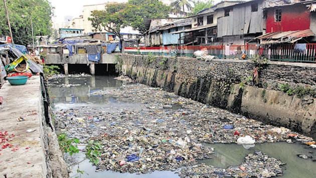 Floating garbage, unclean barrels and sewage from hutments in Mumbai. (HT Photo) Floating garbage, unclean barrels and sewage from hutments in Mumbai. (HT Photo)