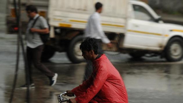 Commuters caught in the rain at Hero Honda Chowk in Gurugram. (Parveen Kumar/HT Photo) Commuters caught in the rain at Hero Honda Chowk in Gurugram. (Parveen Kumar/HT Photo)