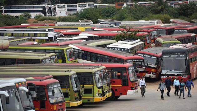 In Bengaluru, roads wore a deserted look since the morning as government buses, private taxis and most autorickshaws did not ply. Business establishments, shops, malls, certain private enterprises remained closed. In parts of Mangaluru, incidents of stone pelting at hotels and shops, which remained open, were also reported. (Arijit Sen / HT Photo) In Bengaluru, roads wore a deserted look since the morning as government buses, private taxis and most autorickshaws did not ply. Business establishments, shops, malls, certain private enterprises remained closed. In parts of Mangaluru, incidents of stone pelting at hotels and shops, which remained open, were also reported. (Arijit Sen / HT Photo)