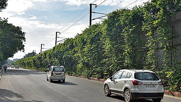 Greenery along busy roads can cut air pollution caused by vehicular emissions. (HT File Photo) Greenery along busy roads can cut air pollution caused by vehicular emissions. (HT File Photo)