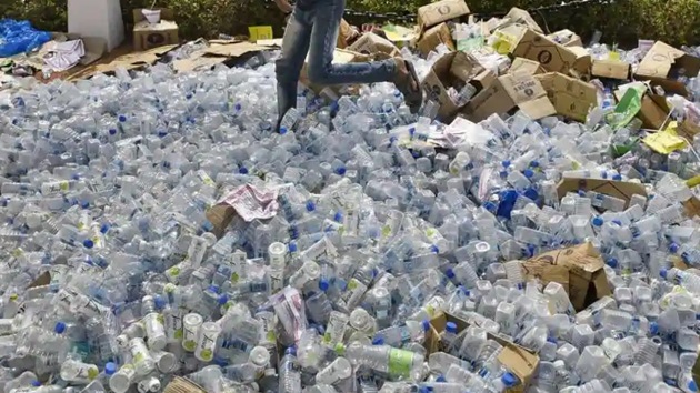 As per a tentative plan, a person will get ₹1 for depositing an empty water bottle and ₹2 or ₹3 each for a glass bottle and a beer can. As per a tentative plan, a person will get ₹1 for depositing an empty water bottle and ₹2 or ₹3 each for a glass bottle and a beer can.