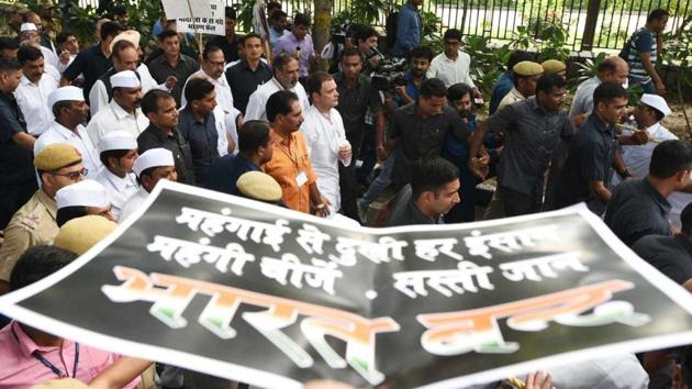 Normal life was affected in several parts of the country on Monday as the Congress-led opposition held protest marches, forced train blockades and closure of shops during a ‘Bharat Bandh’ against the steep rise in petrol and diesel prices. Congress president Rahul Gandhi led the protests at a meeting in Delhi along with former Prime Minister Manmohan Singh, NCP chief Sharad Pawar and former JD(U) chief Sharad Yadav. (Sonu Mehta / HT Photo) Normal life was affected in several parts of the country on Monday as the Congress-led opposition held protest marches, forced train blockades and closure of shops during a ‘Bharat Bandh’ against the steep rise in petrol and diesel prices. Congress president Rahul Gandhi led the protests at a meeting in Delhi along with former Prime Minister Manmohan Singh, NCP chief Sharad Pawar and former JD(U) chief Sharad Yadav. (Sonu Mehta / HT Photo)