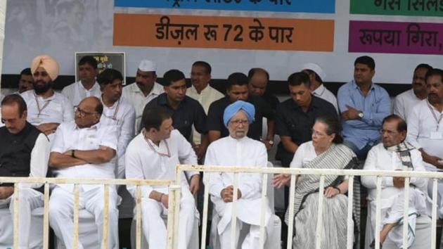 Congress president Rahul Gandhi, former prime minister Manmohan Singh, UPA chairperson Sonia Gandhi and others at Ramlila Maidan, New Delhi, during the Bharat Bandh called to protest fuel price hike, September 10, 2018.(HT Photo)