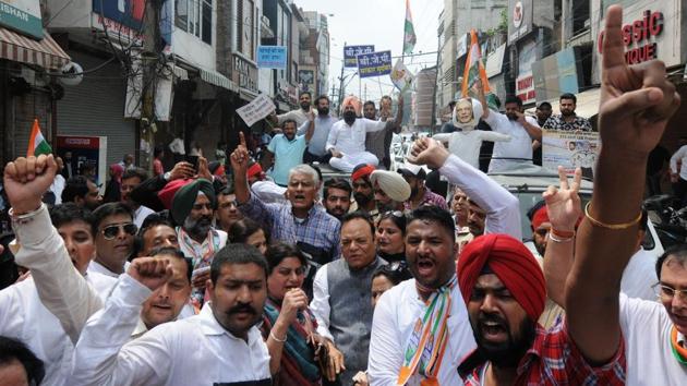 Congress workers raise slogans durng a rally in Jalandhar. Elsewhere in Odisha, the school and mass education department announced that all schools in the state will remain closed while the Goa unit of the Congress refused to take part in the Bandh to avoid inconvenience to local people ahead of the Ganesh Chaturthi festival. (Pardeep Pandit / HT Photo) Congress workers raise slogans durng a rally in Jalandhar. Elsewhere in Odisha, the school and mass education department announced that all schools in the state will remain closed while the Goa unit of the Congress refused to take part in the Bandh to avoid inconvenience to local people ahead of the Ganesh Chaturthi festival. (Pardeep Pandit / HT Photo)