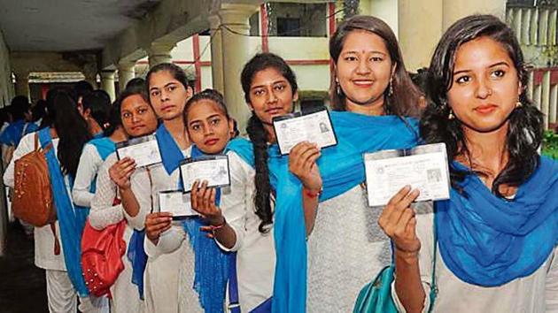 Students cast their votes at MKP PG College in Dehradun.(HT File Photo)