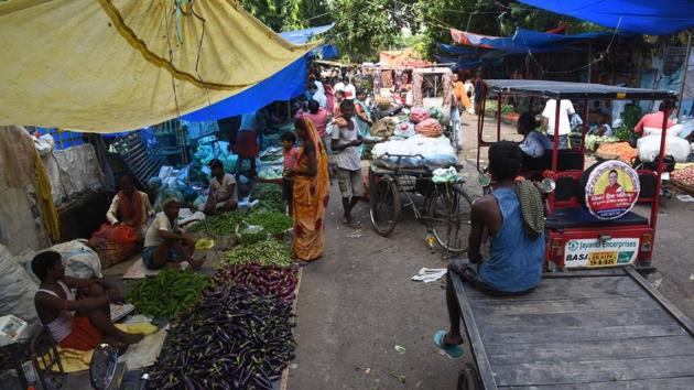 Vegetable vendors have fully encroached the JC Road. (HT Photo) Vegetable vendors have fully encroached the JC Road. (HT Photo)