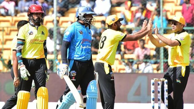 Wodeyar Chargers' T Dillshan, Kadamba Lions' Sudeep and Virendra Sehwag during Kannada Chalanachitra Cup at M. Chinnaswamy Stadium. (IANS) Wodeyar Chargers' T Dillshan, Kadamba Lions' Sudeep and Virendra Sehwag during Kannada Chalanachitra Cup at M. Chinnaswamy Stadium. (IANS)