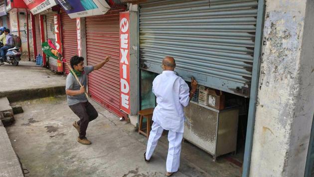 A Jan Adhikar Party supporter forces a trader to shut his shop during 'Bharat Bandh' protest against fuel price hike in Patna on Monday.(PTI)