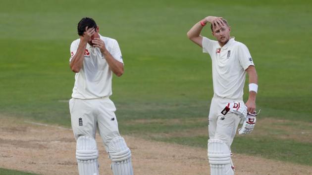 England's Alastair Cook and Joe Root will resume their partnership on Day 4 of the fifth Test at the Oval. (REUTERS)